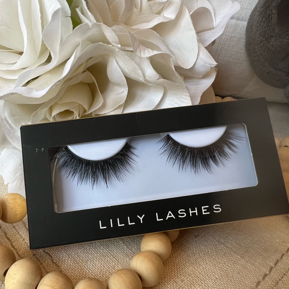 Lilly Lashes Dramatic Black Eyelashes